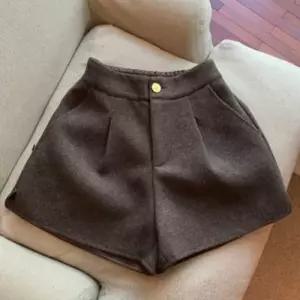 [신상오픈런]여성 금속 단추 하이웨스트 핀턱 울 기모 숏팬츠 (33138789)