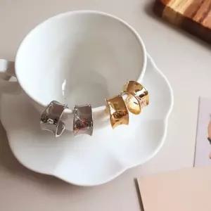 [신상오픈런]여성 18K 스터드 광택 메탈 패션 귀걸이 (41033730)