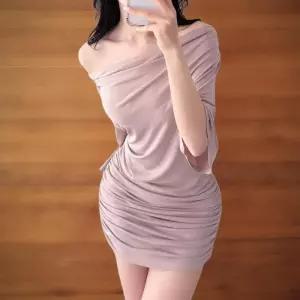 [신상오픈런]여성 프릴 골반 셔링 오프숄더 미니 드레스 (33306077)