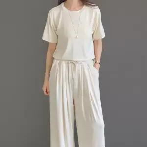 [신상오픈런]여성용 핀턱 디자인 와이드핏 반팔티와 스판 바지 세트 (34705506)