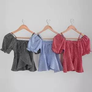 [신상오픈런]여성 체크 오프숄더 리본 퍼프 프릴 블라우스 (38564896)