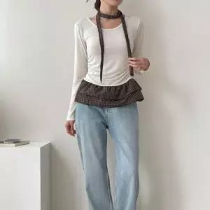 [신상오픈런]여성 체크 배색 프릴 롱슬리브 셔링 티셔츠 (40946885)