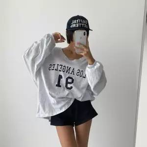 [신상오픈런]여자 브이넥맨투맨 힙커버 오버핏 레터링 면 티셔츠 (41032063)