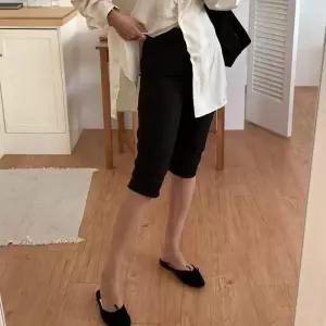 [신상오픈런]여성 슬림핏 블랙 카프리팬츠 5부 가을 바이커 반바지 (40947356)