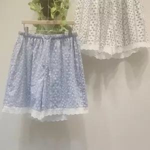 [신상오픈런]여성용 사랑스러운 플라워 프릴 레이스 면 반바지 (38170012)