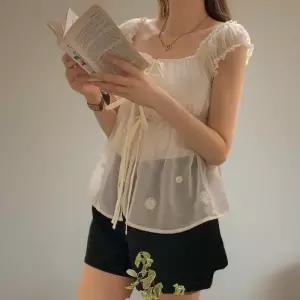 [신상오픈런]여성용 사랑스러운 꽃무늬 리본 프릴 시스루 나시 블라우스 (38169711)