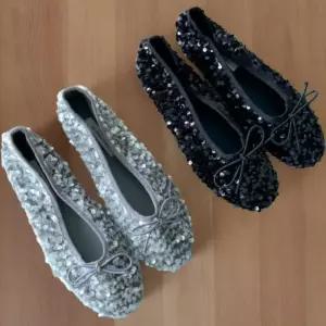 [신상오픈런]여성 블랙 실버 스팽글 리본 저굽 플랫 신발 (33435096)