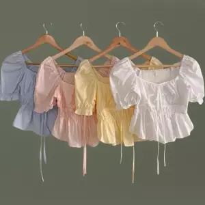 [신상오픈런]여성 리본 스퀘어넥 퍼프 소매 스모크 프릴 블라우스 (38564910)