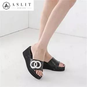 [애슬릿] 여성 로고 퀼팅 스트랩 통굽 웨지 슬리퍼 7cm