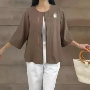 [신상오픈런]여성 클래식 린넨 메탈장식 노카라 7부 자켓 (33650338)