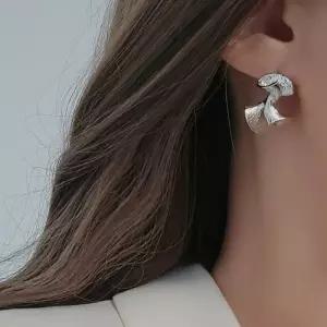 [신상오픈런]여자 유니크 패션 18K 꼬임 트위스트 메탈 귀걸이 (41033738)