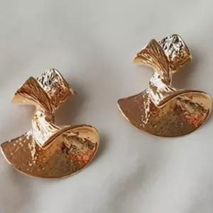 [신상오픈런]여성 유니크 스타일 18K 트위스트 메탈 귀걸이 (41033731)