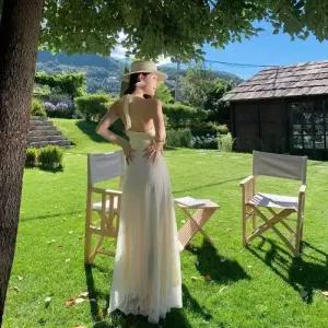 여친 원피스 망사 러블리한 레이스 윈드 홀터넥 나시 해변 바캉스 유니크하고 예쁜 허리 꼬임 롱스커트 인