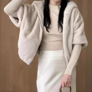 [신상오픈런]여자 페이크퍼 나그랑 소프트 겨울 반팔 후드집업 (41370437)