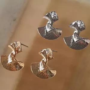 [신상오픈런]여성 독특한 스타일 18K 트위스트 메탈 귀걸이 (41007378)