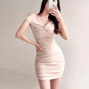 [신상오픈런]여성 파티용 슬림핏 오프숄더 미니 드레스 셔링 디테일 (39101433)