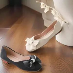 [신상오픈런]여성용 진주 장식 리본 가죽 플랫슈즈 낮은굽 옆트임 (32967143)