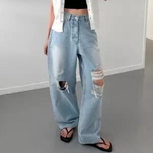 [신상오픈런]여성 연청색 와이드핏 워싱 찢청 구제 진 (39101774)