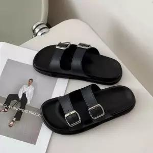 [신상오픈런]여성용 클래식 버클 PVC 이중 스트랩 샌들 슬리퍼 (39079142)