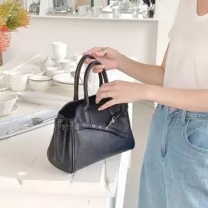 [신상오픈런]여성용 클래식 버클 장식 튼튼한 가죽 손잡이 토트백 (39079125)