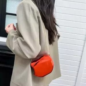 천진반 여성용 봄 데일리룩 가방 미니백 미러 체인백 이른 백 사과 숄더 아크릴 KUK1