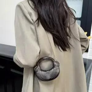 천진반 여친 봄 데일리룩 가방 미니백 미러 슬림핏 이른 아크릴 숄더 국수 체인 KUK1