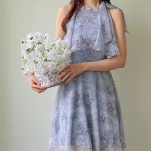 [신상오픈런]여성 휴양지 스타일 쉬폰 홀터넥 리본 장식 프린트 원피스 (33723087)