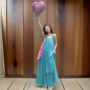 [신상오픈런]여성용 사랑스러운 홀터넥 슬리브리스 롱 드레스 (32966394)