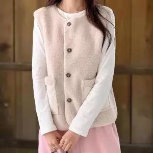 [신상오픈런]여성 무스탕 포켓 뽀글이 겨울 이너 버튼 양털 조끼 (42612792)