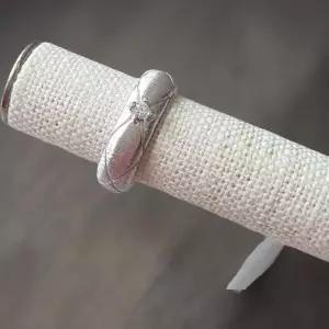 [신상오픈런]여성용 실버 큐빅 반지 - 무광 퀀팅 디자인 데이트룩 (41007330)