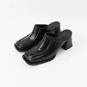 [롯데백화점]신난다슈 여성 뮬 힐 7cm 뮬 슬리퍼 샌들힐 블로퍼 스퀘어토 키높이 통굽 TMZ233029 블랙