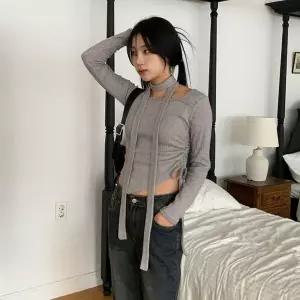 [하프클럽/]여자 스퀘어넥 옆셔링 슬림 크롭 초커 긴팔티셔츠