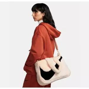 BQK FB3050-838 나이키 스포츠웨어 인조 퍼 토트백(10L)