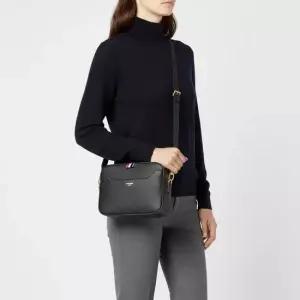 THOM BROWNE 26SS 소프트 페블 그레인 4바 스몰 카메라 백 UAG188A L0090 001)