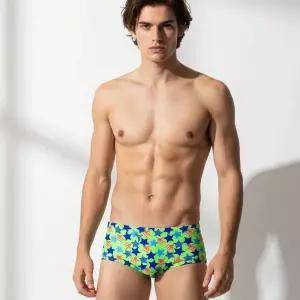 토네이도 팝아트 멀티 스타 남자 수영복 숏사각 트렌디한 시크한 무드 실내 수영장