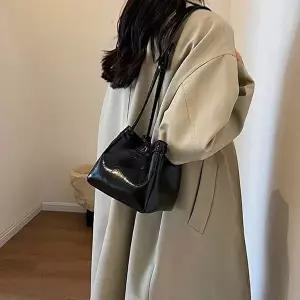 여성쇼퍼백 유니크 복조리 디자인 유광가죽소재 데일리 숄더백