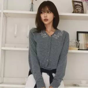 나이스클랍 플라워자수 캐시미어 블렌드 가디건 X256PWKA54 1202029