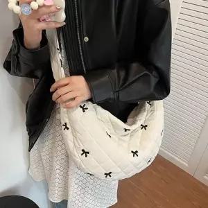 (색상 아이보리)여성 데일리 패딩 가벼운 크로스 백 가방 아이보리 여행용 크로스백 보부상 캐주얼 여자