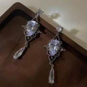 큐빅 크리스탈 화이트 하트 수정 실버침 귀걸이 포인트 S925 은 고급