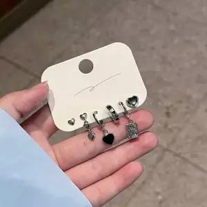 블랙 실버침 하트 포인트 유니크 데일리 귀걸이 S925 아이돌 무대