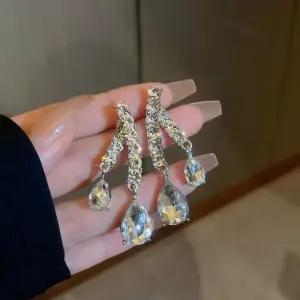 [반애] 귀걸이 은침 포인트 수정 크리스탈 큐빅 파티 연말 연초 행사 데일리 클럽