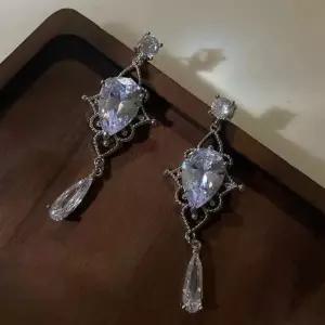 [반애] 큐빅 크리스탈 화이트 하트 수정 은침 귀걸이 포인트 S925 은 고급 파티 데일리