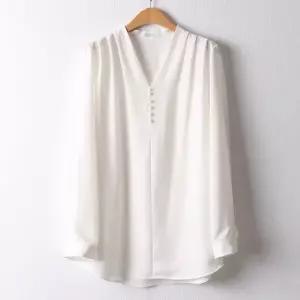 [아이우먼] 콩단추브이넥블라우스 OLI356M603 빅사이즈_P418627858