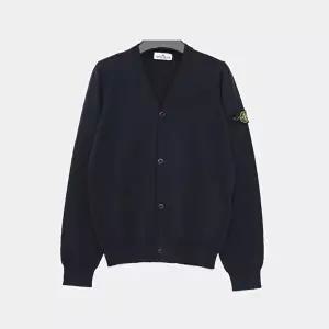 [스톤아일랜드](성인착용가능)스톤아일랜드키즈 26SS 와펜로고 V넥 코튼 남아 가디건 L1S165100003 S00B2