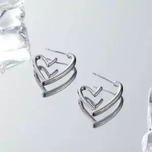 [골드스마일]입체 아웃라인 서지컬 하트 귀걸이 실버 하트 귀장식