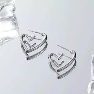 입체 아웃라인 서지컬 하트 귀걸이 실버 하트 귀장식