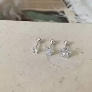 벚꽃 큐빅 귀걸이 꽃모티브 반짝 포인트 연출 스타일 귓바퀴디자인