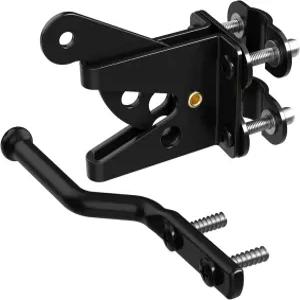 지피티 아웃도어 프로덕츠의 뉴베리 우드 펜스용 게이트 래치 하드웨어. 펜스는 잠금 하드웨어 키트