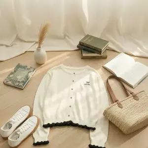 [신세계라이브쇼핑][옷자락] 여성 프릴 배색 라운드 크롭 가디건 니트