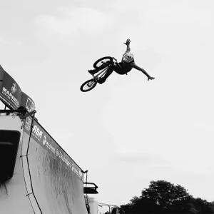 고비보 BMX 라이더 - 회색 배경에 프레임이 없는 8x10 벽 장식 아트 프린트 자전거 운전자와 BMX를